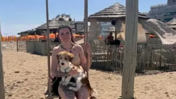 Monika Grimm con il suo cane Lucky