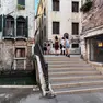 Commerciante salva il turista dai borseggiatori