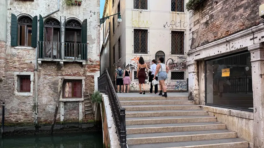 Commerciante salva il turista dai borseggiatori