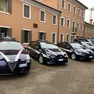 Auto della polizia municipale davanti al vecchio municipio di Quarto