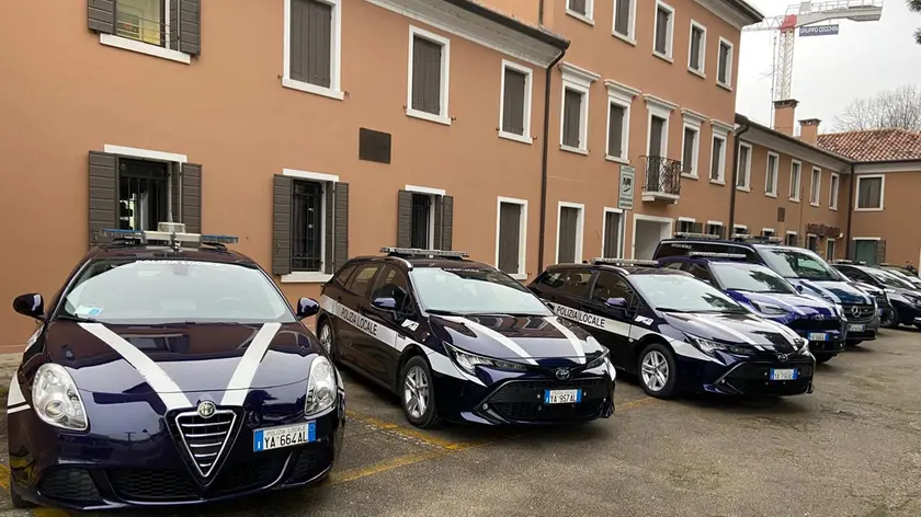 Auto della polizia municipale davanti al vecchio municipio di Quarto