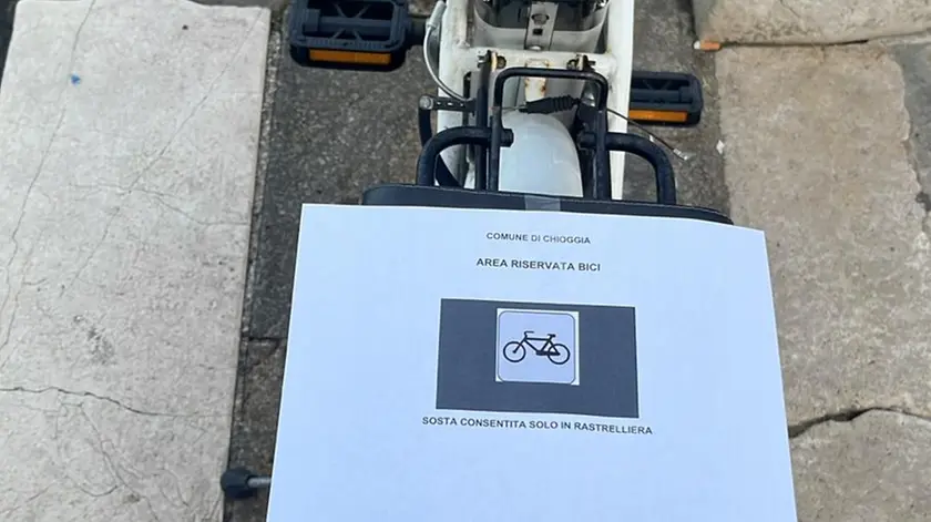 Uno dei cartelli che avvisa i proprietari di bici lasciate in posti non idonei