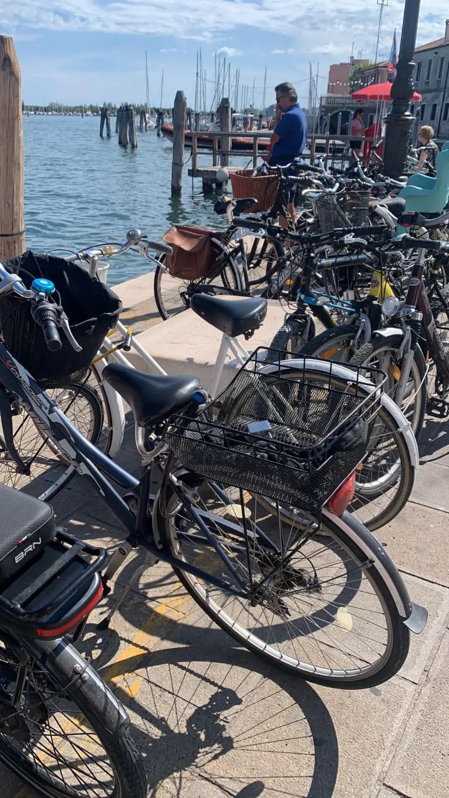 CHIOGGIA - PIAZZA VIGO - CAOS BICICLETTE - PARCHEGGIO BICI SELVAGGIO