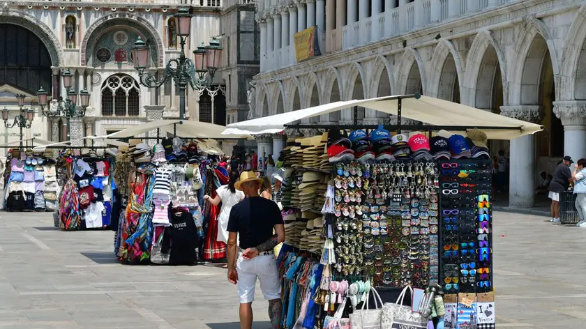 I banchi di souvenir a San Marco