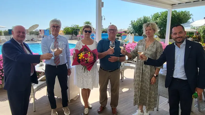 Il brindisi con il sindaco