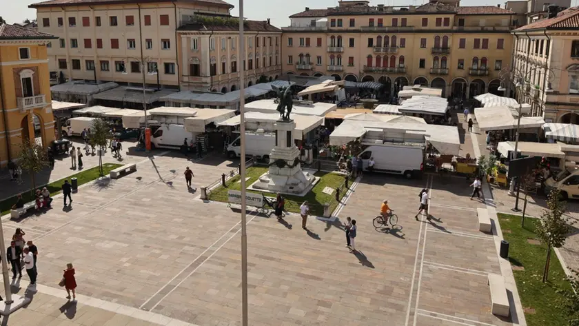 Piazza Caduti pedonalizzata a Mogliano (foto Enrico Colussi/Fotofilm)