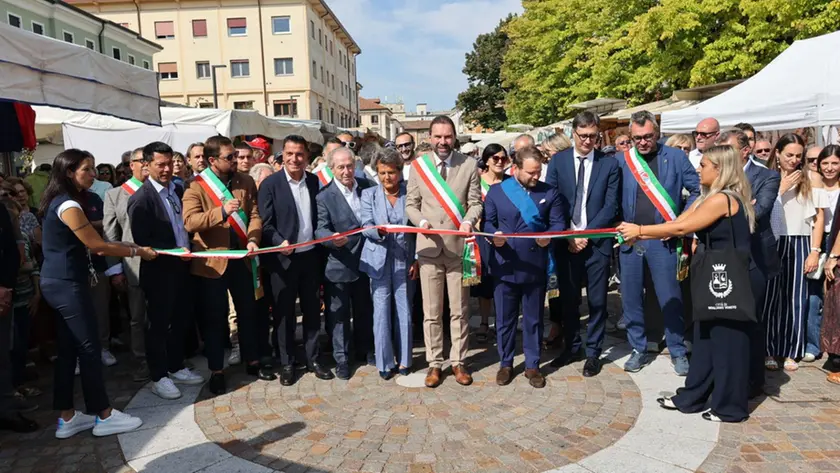 Il taglio del nastro dell'intervento