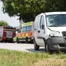 Il parabrezza del furgone in frantumi dopo il tremendo impatto contro la ciclista di 33 anni: la donna è poi finita sul cassone di un camion