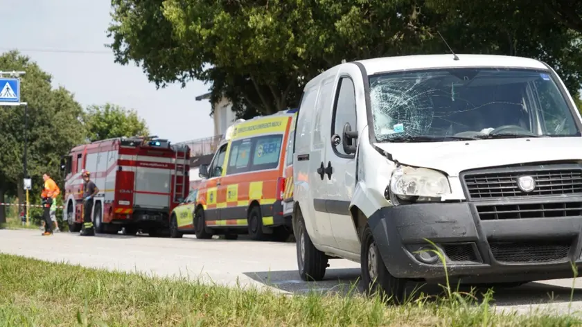 Il parabrezza del furgone in frantumi dopo il tremendo impatto contro la ciclista di 33 anni: la donna è poi finita sul cassone di un camion