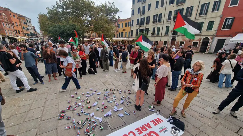 La manifestazione in campo Santa Margherita (foto Interpress)