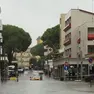 Il centro di Bibione allagato per il maltempo: si gira in canotto
