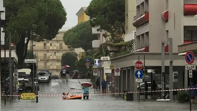 Il centro di Bibione allagato per il maltempo: si gira in canotto