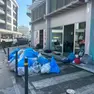 Un mucchio di rifiuti davanti ad un negozio in centro a Bibione