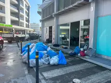 Un mucchio di rifiuti davanti ad un negozio in centro a Bibione