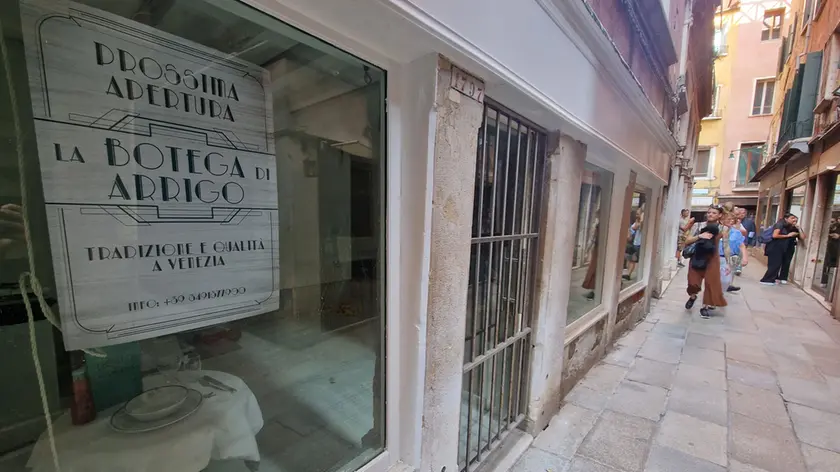 Le vetrine della Botega di Arrigo che aprirà in calle Barcaroli a due passi da piazza San Marco