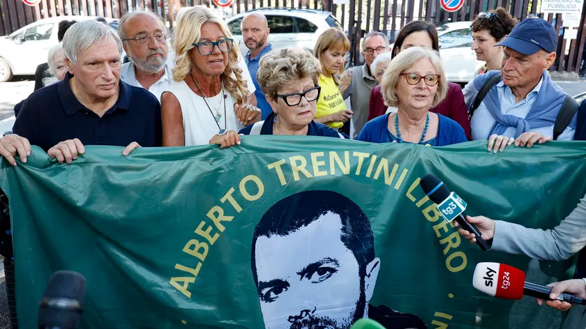 Una manifestazione per la liberazione di Trentini con la mamma Armanda (al centro), don Ciotti e i genitori di Giulio Regeni