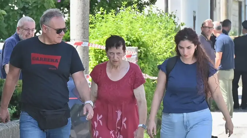 Al centro Lorena Venier mentre viene portata via dalla sua abitazione