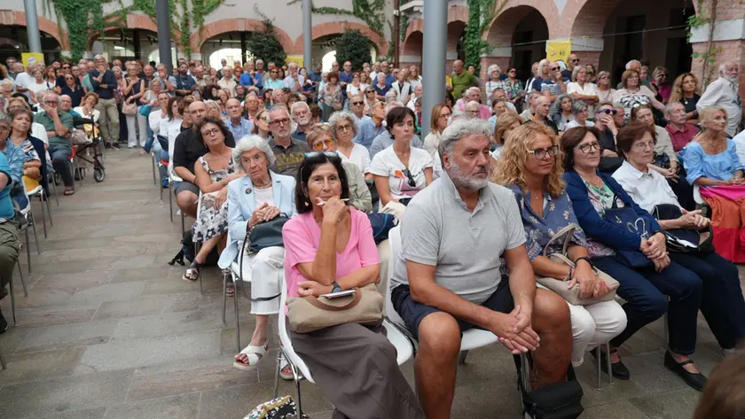 Folla all'M9 per il dibattito su Alberto Trentini (foto Pòrcile)