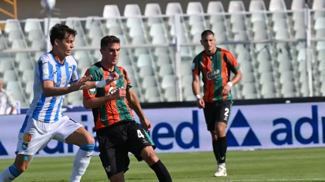 Pareggio amaro per il Venezia contro il Pescara. Nella foto Franjic e Korac