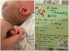Il piccolo Thomas Buio e il cartellino sulla culla del reparto di Ostetricia