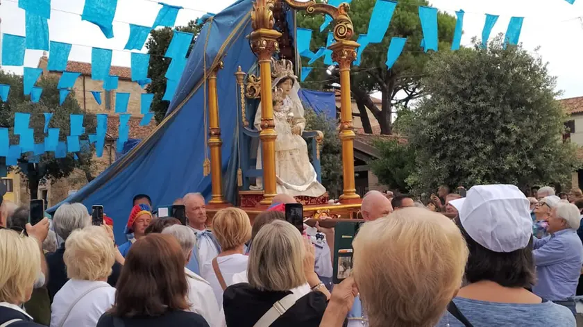 La Madonna dell'Angelo tra i fedeli