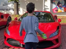 Il bambino festeggiato dal Ferrari Club