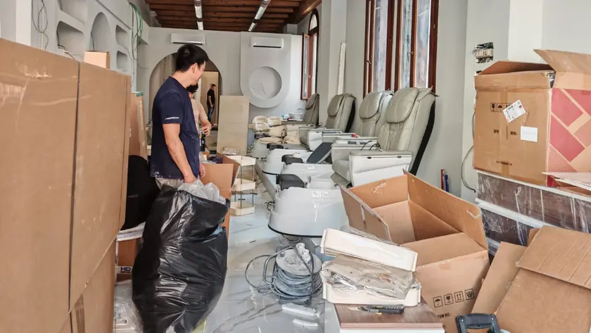 I lavori all'interno dell'ex libreria Baessato: aprirà un centro estetico cinese