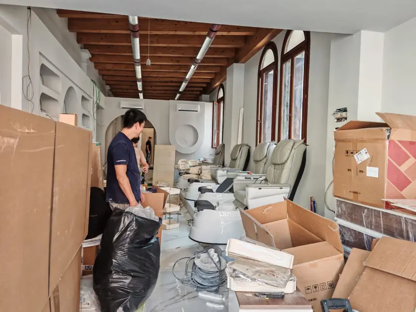 I lavori all'interno dell'ex libreria Baessato: aprirà un centro estetico cinese