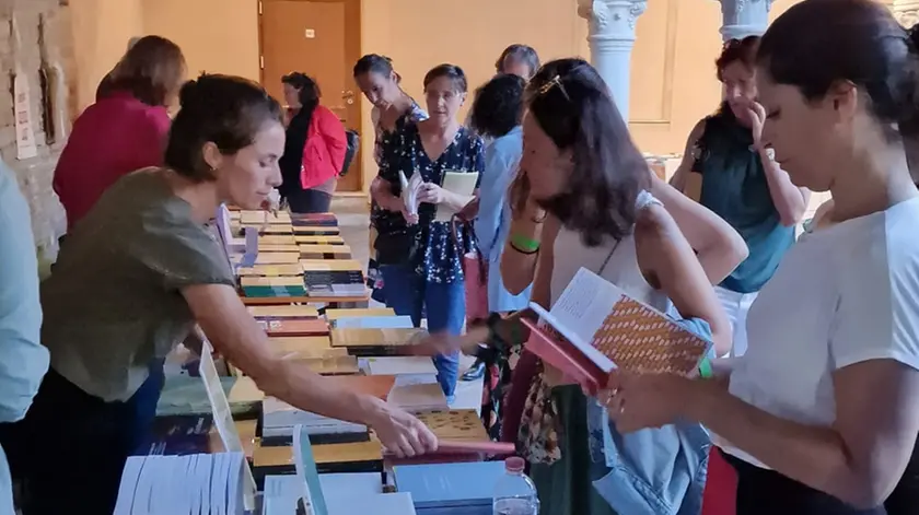Visitatori nei chiostri di San Francesco della Vigna alla fiera del libro 2023