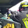 Vigili del fuoco aprono le lamiere con le cesoie idrauliche durante il soccorso su un incidente stradale