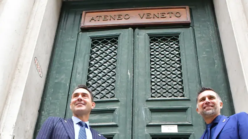 Vannacci con l'assessore Costalonga davanti al portone chiuso dell'ateneo veneto