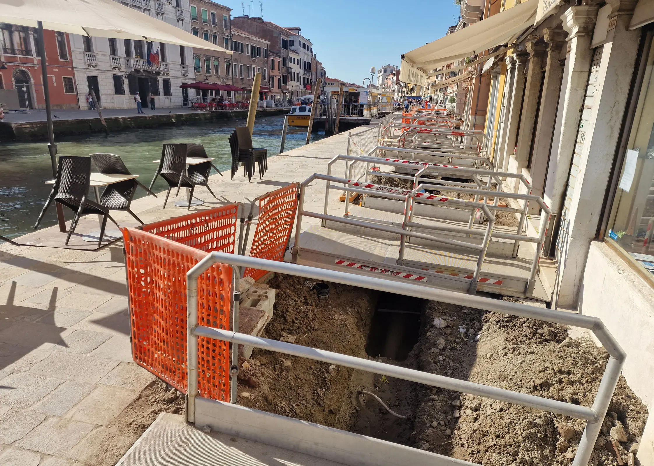 I plateatici accanto ai cantieri in corso in fondamenta