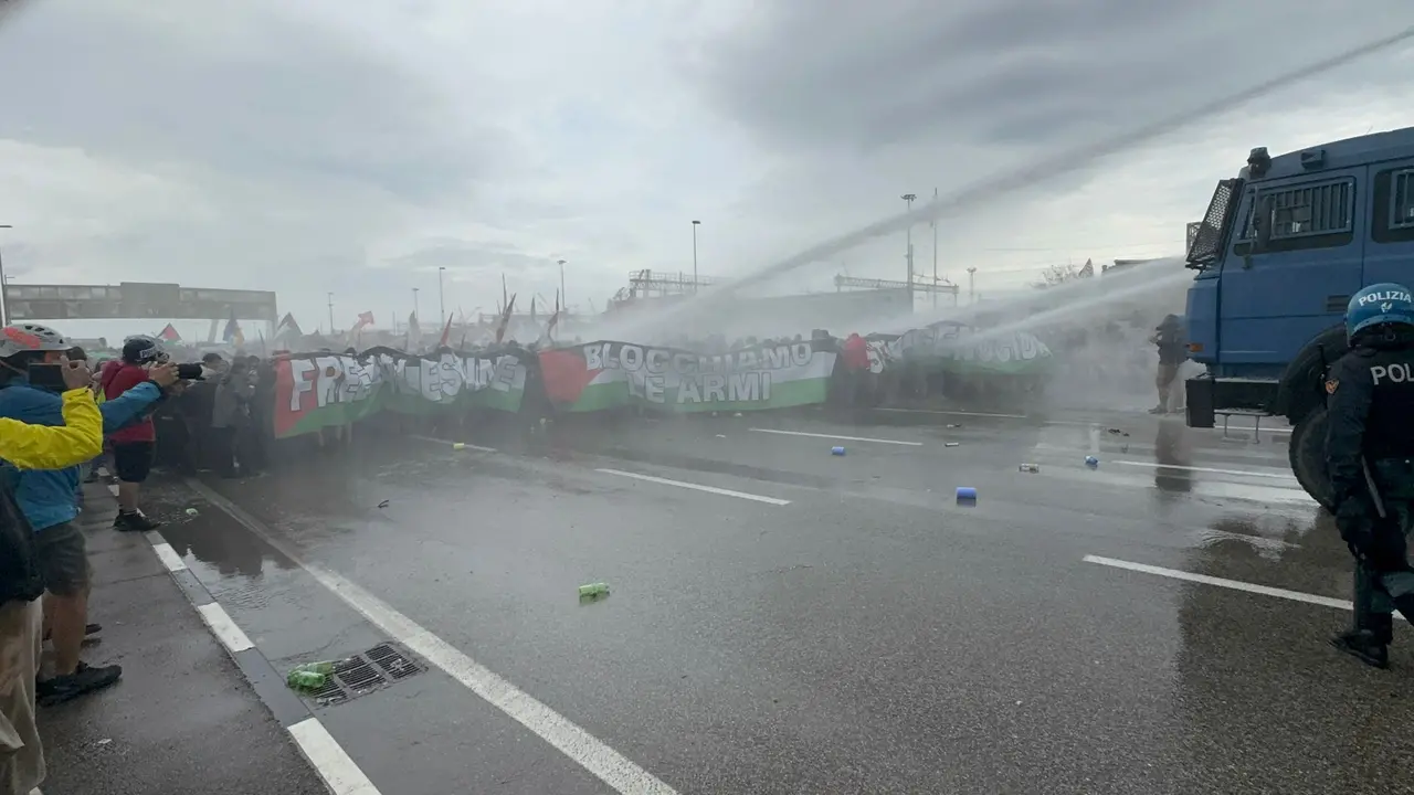 Gli idranti della polizia contro i manifestanti pro Gaza (foto Lorenzo Pòrcile)