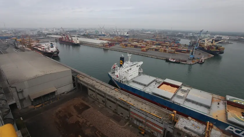 Navi commerciali al porto di Marghera