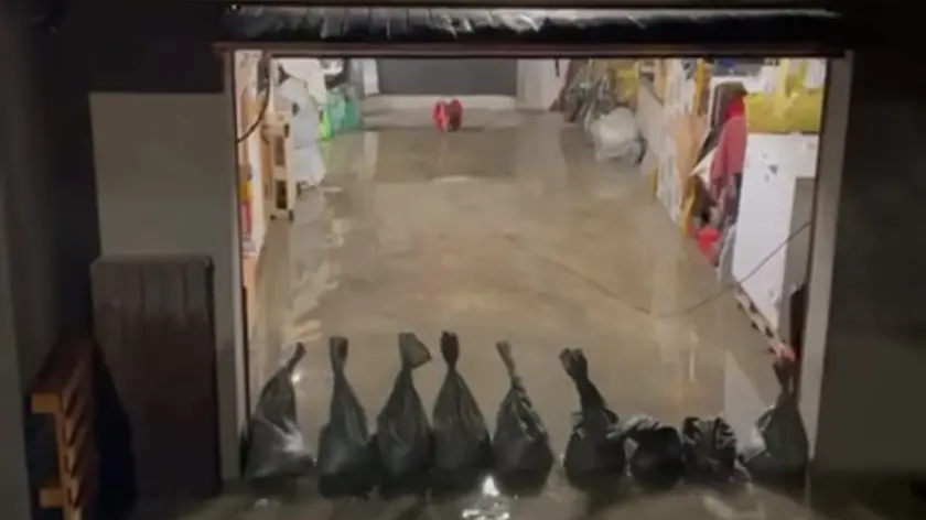 Un garage allagato in via Oberdan a Salzano