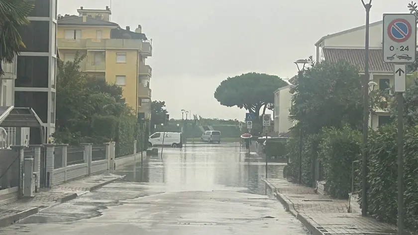 Una strada allagata a Caorle