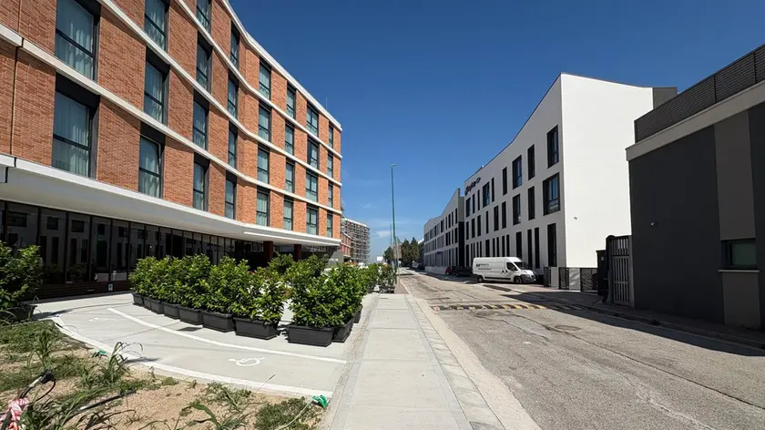 A sinistra,l’edificio della catena B&B già aperto da qualche settimana. A destra,l’hotel Hampton by Hilton inaugurato a maggio