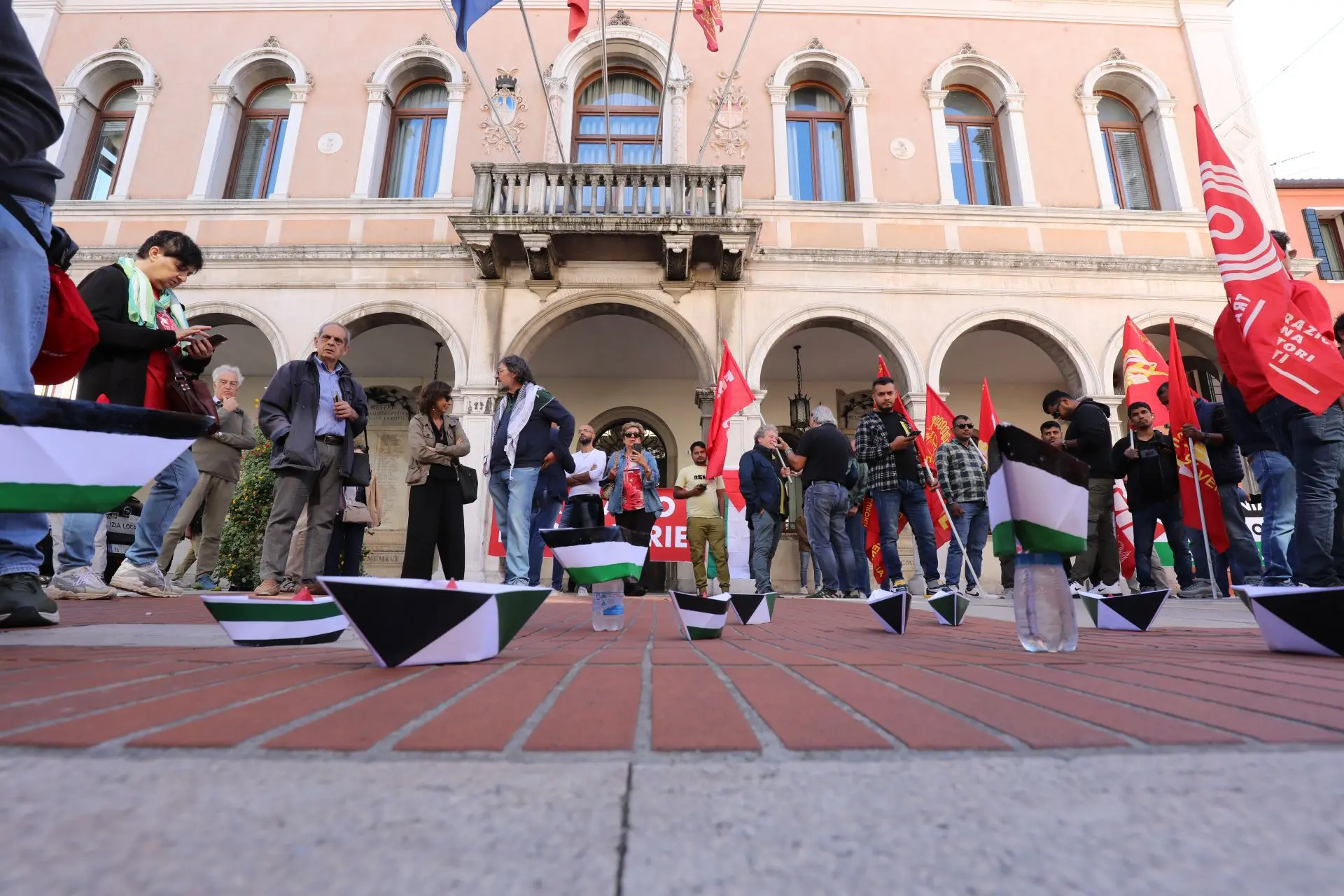 Un momento del presidio della Cgil (foto Lorenzo Pòrcile)