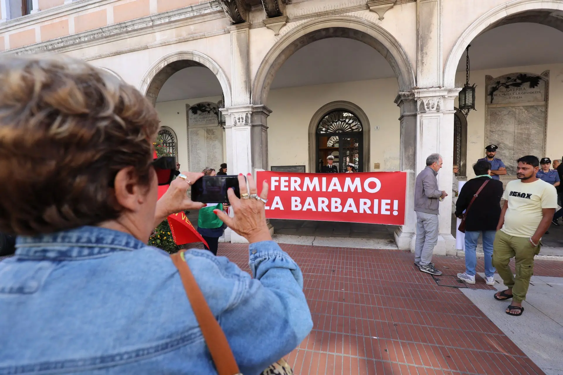 Lo striscione esposto durante il presidio (foto Lorenzo Pòrcile)