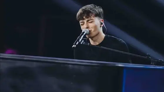 Alessandro durante l'esibizione a X Factor