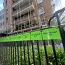 Il memoriale con i nomi delle vittime in prossimità della Grenfell Tower
