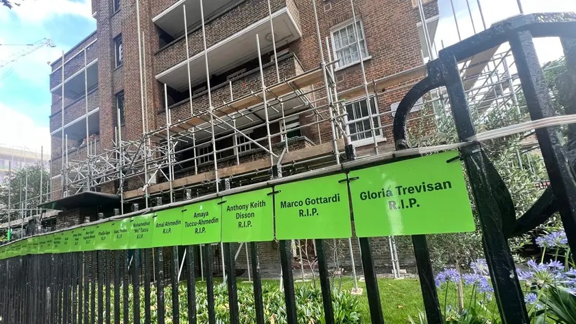 Il memoriale con i nomi delle vittime in prossimità della Grenfell Tower