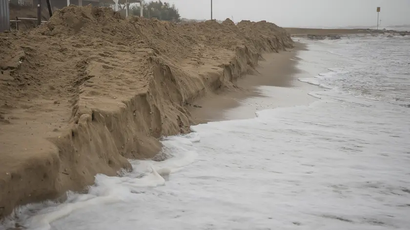 Gli effetti di una mareggiata sulla spiaggia di Jesolo
