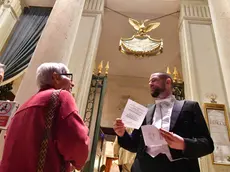 Gli orchestrali della Fenice distribuiscono volantini di protesta