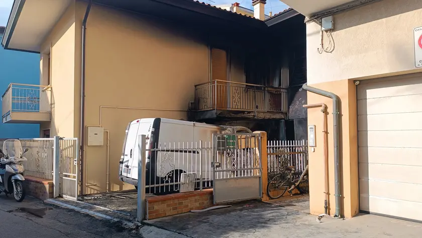 Il furgone e la casa danneggiati dall’incendio (foto Pòrcile)