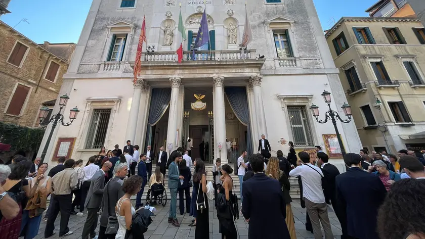 Il volantinaggio dei giovani davanti al Teatro La Fenice