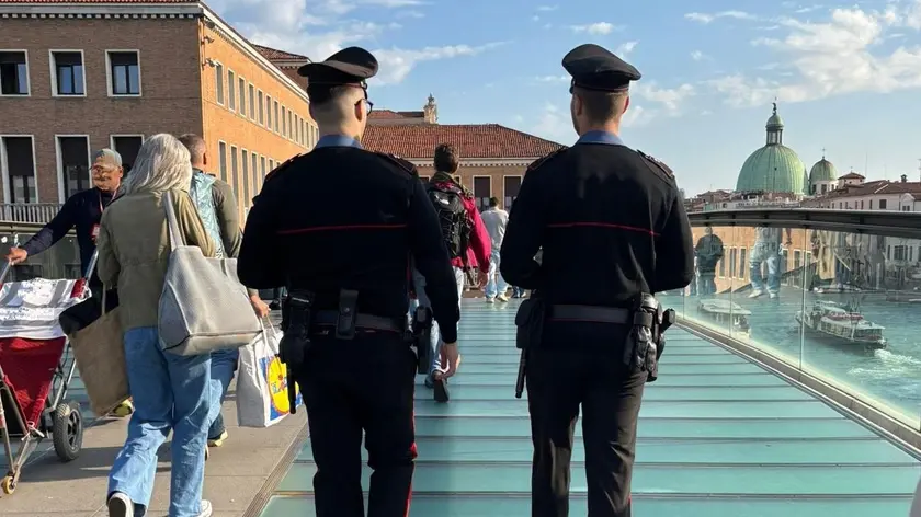 Venezia, borseggio alla biglietteria del vaporetto: tre arresti