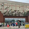 Gli evacuati radunati all'esterno del centro commerciale