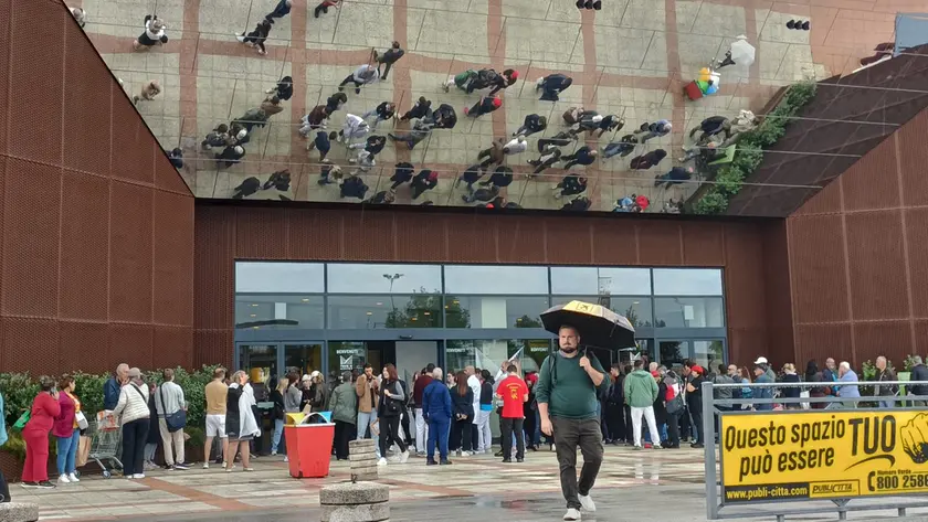 Gli evacuati radunati all'esterno del centro commerciale