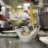 Foto generica della cucina di un ristorante.